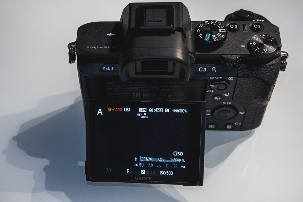Sony FX5は売上絶好調だが外付けEVF購入希望者はわずか15%に留まる