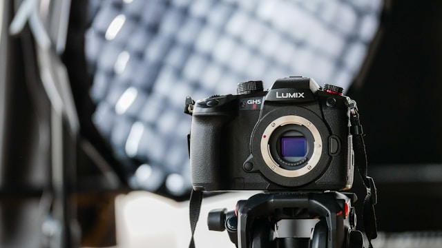 Panasonicが一部のMFTレンズを静かに生産終了し将来的な方向性について様々な憶測を呼ぶ。Lumix GHシリーズがAPS-C化するのか
