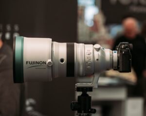 FUJIFILM FUJINON XF400mm F4.5 R LM OIS WRの外観を予測する画像が報じられる